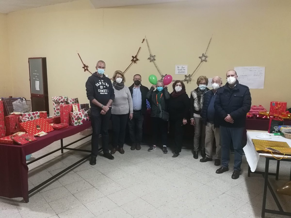HdadPinoMontano's tweet photo. Hoy se han entregado los regalos de Reyes a todos los niños de Cáritas Parroquial de San Isidro Labrador.

Agradecemos la colaboración de @corraldebelen y @SOSANGELES1. https://t.co/XQiPBjBdhg