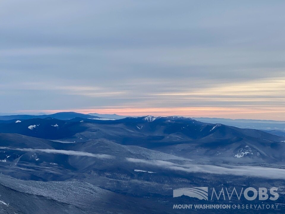 MWObs's tweet photo. Looking west this afternoon at the Franconia Range and Killington VT as clouds from a distant Nor'Easter blanket the sky. #franconiarange #killington #westview #presidentialrange #rockslides #cirrostratus #altostratus #stratocumulus #tpslwr #winterlandscape #mountwashington #mwo https://t.co/PqyosxsrVY