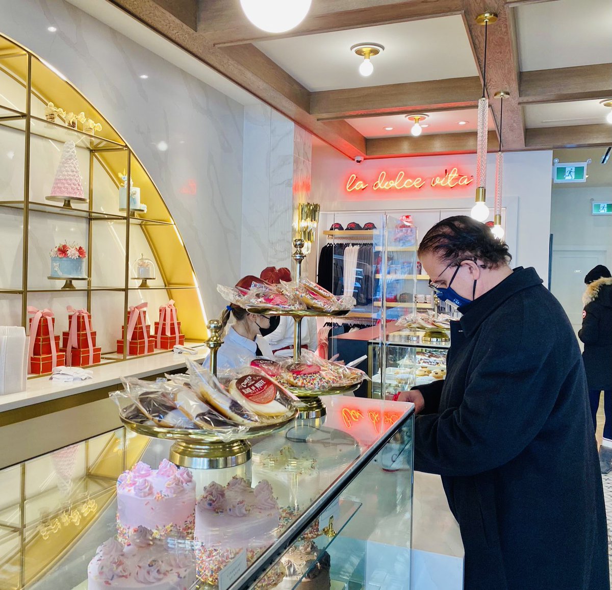 RudyCuzzetto's tweet photo. Thrilled to welcome @carlosbakeryca to #PortCredit (beside Clarke Memorial Hall), with Managing Partner Chris Zownir, my high school friend Carlo deCarlo, and the entire team. #MississaugaLakeshore #OpenForBusiness #CakeBoss #ShopLocalON ๐ฐ๐๐ง
Read more:
https://t.co/G3L7qc9bBQ https://t.co/PbSSA0NdsA