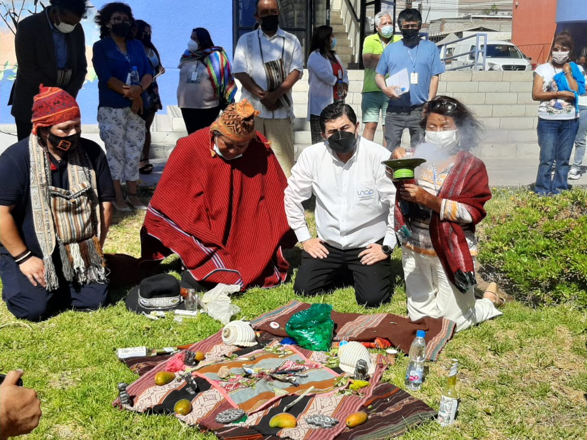 unapcl's tweet photo. [ #UNAPInforma ] Con una pawa, se inició el Primer Congreso  del Pueblo #Quechua que se desarrollará este 3 y 4 de #enero, organizado por el Consejo de Pueblos Quechuas, patrocinado por la Corporación Nacional de Desarrollo Indígena (CONADI) y con el apoyo de la #UNAP. https://t.co/0DNJcsEtKI
