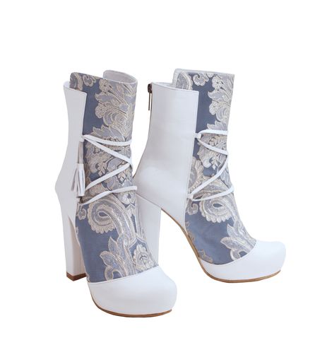 MarketCoGuelph's tweet photo. Hand-crafted icey blue and muted silver textile with top quality textile lining. 

@Zeyzani One of a Kind styles are all made of Suzani fabric on top of genuine breathe-easy leather lining.
https://t.co/dFtxf0B1oi https://t.co/tPNouDE0Hc