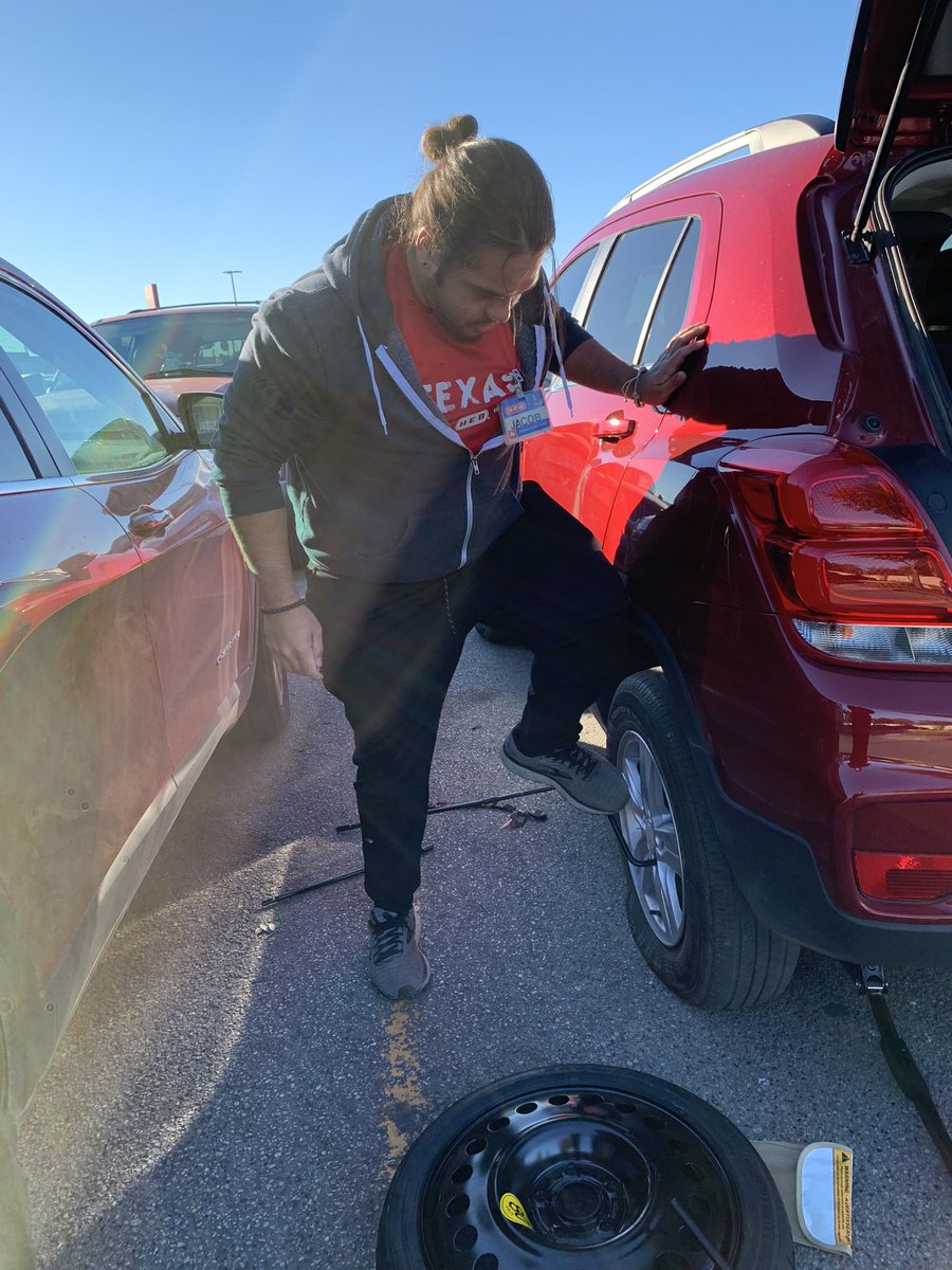 j_longoria18's tweet photo. If you’re at @HEB and you got a flat just ask for Jeron and Jacob we’ll get you right😎👨🏽‍🔧 Purpose over Task babyyyy @JeronAdams5 https://t.co/IINadvVinl