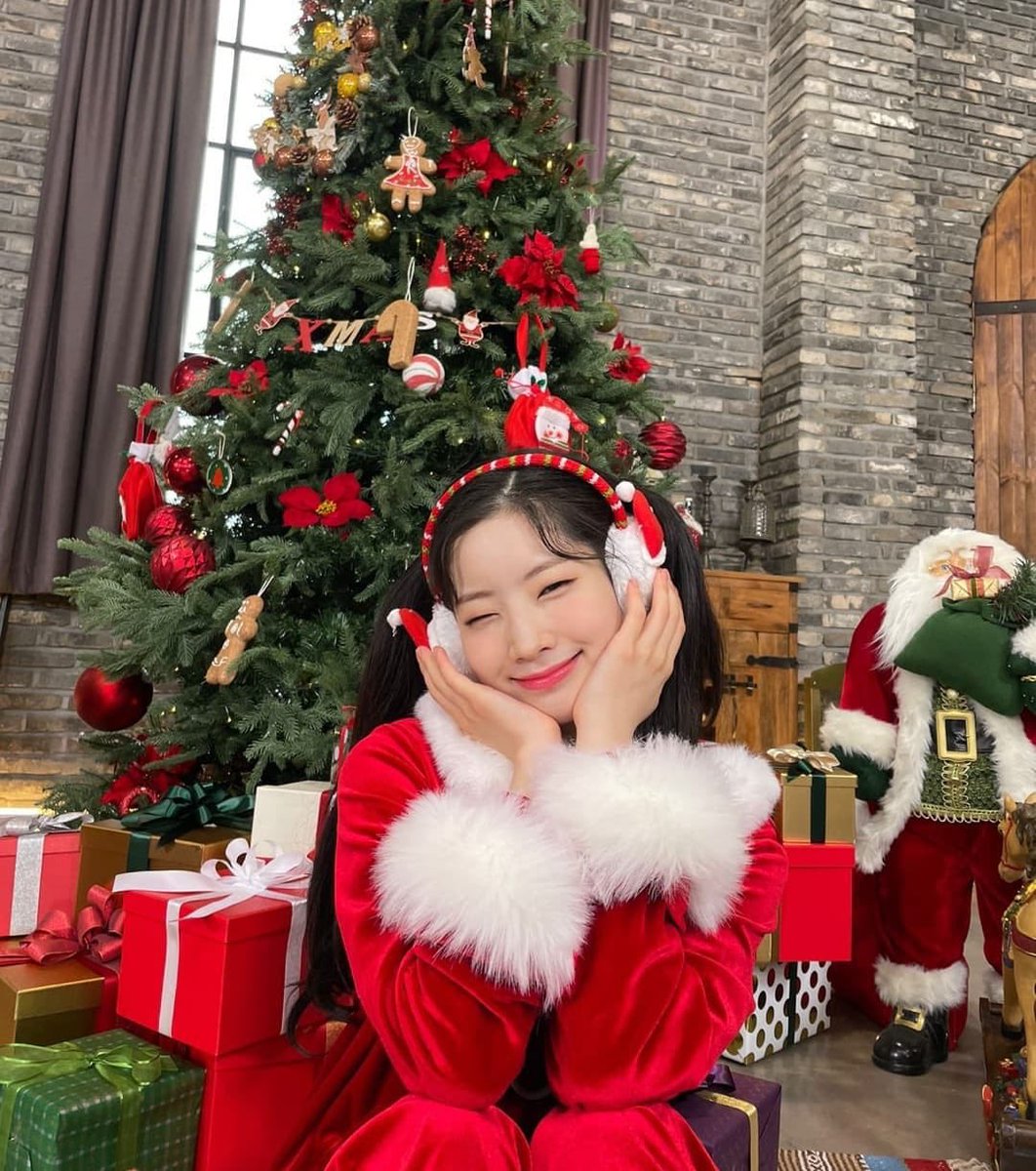 KimDaHyun_B's tweet photo. 🎄 diciembre 25; Navidad. https://t.co/SA3o9zhRui