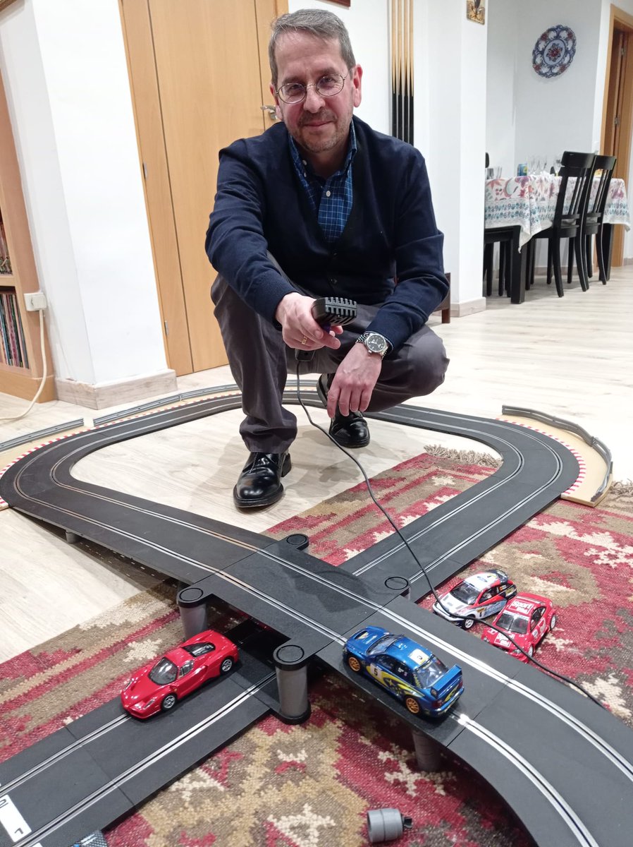 Rafael_Narbona's tweet photo. Jugando con el Scalextric, otra de las pasiones de mi infancia. Vuelvo a la niñez a pasos agigantados. https://t.co/GopoD0WLGu