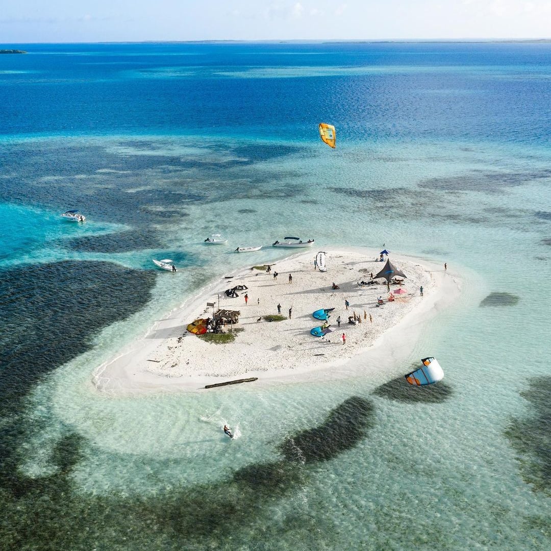 colibritours's tweet photo. Hermosa vista de Isla Saki Saki del Archipiélago de Los Roques, te gustaría conocerla?💙

Reposted from @saab.visual Feliz Domingo y inicio de año desde esta pequeña islita llamada Saki Saki en lugar mas increíble del 🌎 
🤘🏽 🌊 🌴
#viajadesdecasa #saabvisual 

📍Los Roques, 🇻🇪 https://t.co/PJCOlLwUAJ