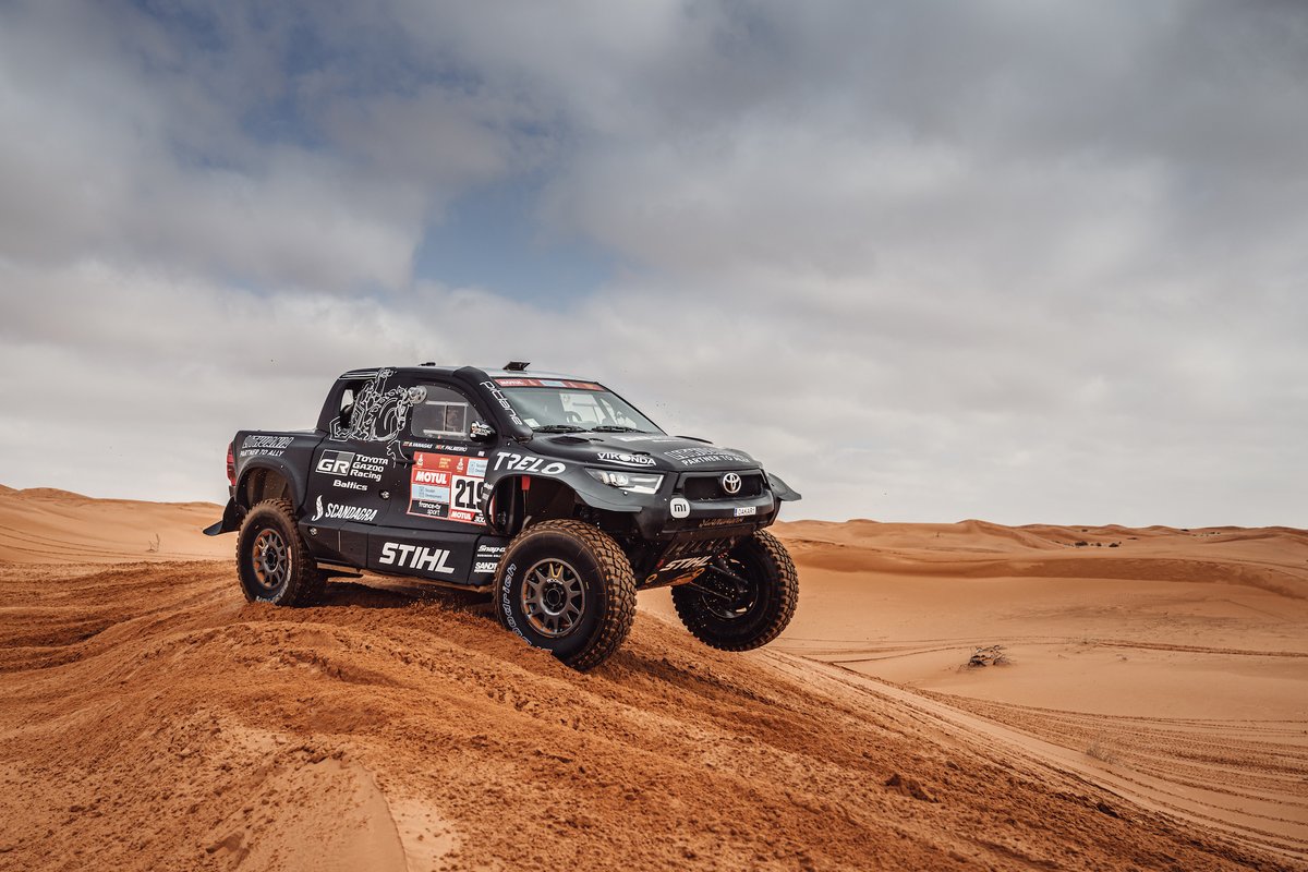 BenVanagas's tweet photo. Stage 2 P18 / P20 in general at @dakar.
#BlackHawk on a mission! https://t.co/yYrb9u8ABP