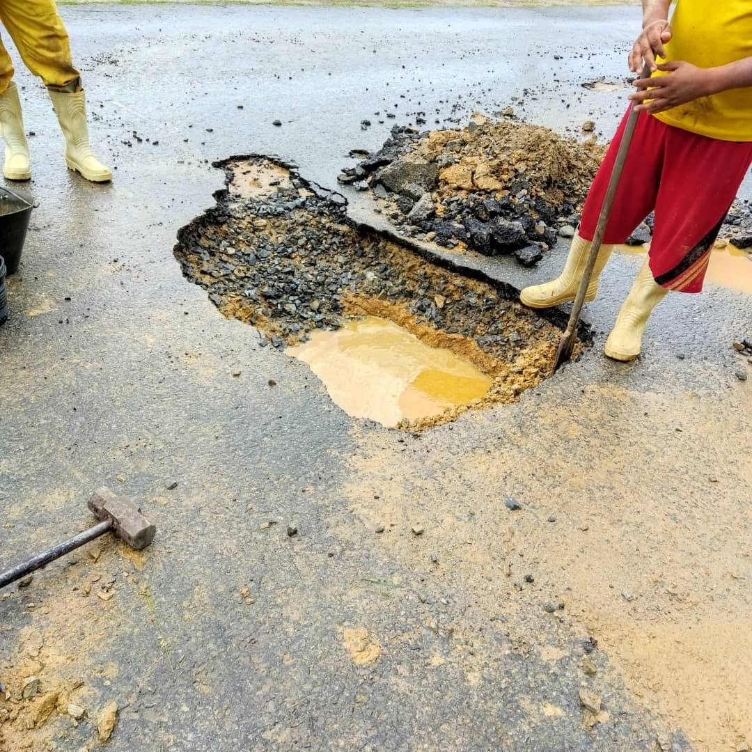 HaciendaElEnca1's tweet photo. 1/2 Hoy recibimos el apoyo de la cuadrilla de aguas de @alcaldiaelhatillo_ quienes están explorando para detectar el bote en un tramo de la tubería principal que nos surte en cada ciclo de Hidrocapital y que fue detectado por vecinos de Las Haciendas. https://t.co/y96fqVAtJ9