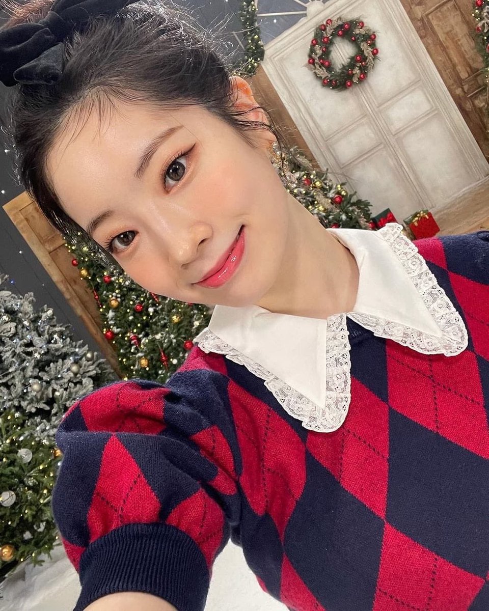 KimDaHyun_B's tweet photo. —Vía Instagram—

Show Navideño 2022 con mis chicas presentándonos para nuestros amigos de la villa . . . https://t.co/NsM1vxe3Js