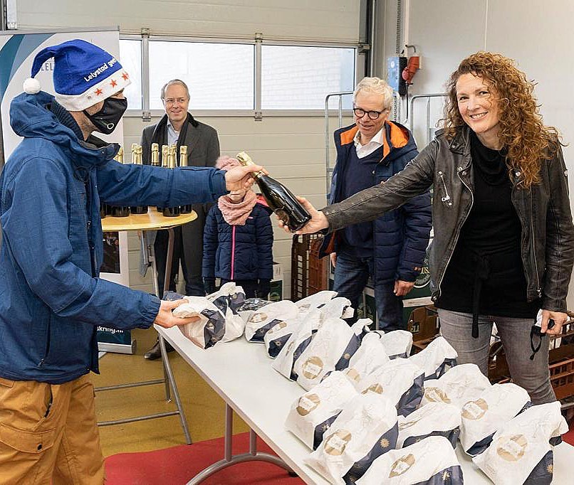 Sandra Kamp <a href="/bedrijfskring/">Bedrijfskring Lelystad</a>: <a href="/bellussi_srl/">Bellussi</a> #oudjaarsdag #lelystad 'Fijn om met een deel van onze leden persoonlijk het jaar af te sluiten tijdens Bubbels &amp; Bollen Drive Thru. 80 leden kwamen langs om de champagne van Mitra slijter Berends op te halen. Een mooi en succesvol 2022!’