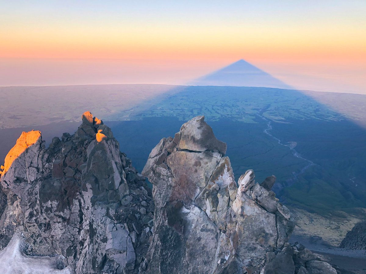 shadowanshadenz's tweet photo. Gm gm from Mt Taranaki! ☀️ 

At 2518m the sunrise shadow of this dormant volcano stretches as far as the eye can see 😍😍😍

Have a beautiful day frens! ✌🏼 https://t.co/C4eVnmCXdY