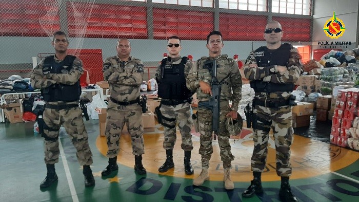pmdfoficial's tweet photo. Batalhão #Ambiental recolhe e entrega donativos para população baiana
Todo material, #doado pelos próprios #policiais e por três instituições, foi encaminhado à uma central instalada no Corpo de Bombeiros no Setor Policial Sul.
#Ajude você também!
#pmdf #cbmdf #gdf #Bahia https://t.co/TJZ1x9WlTc