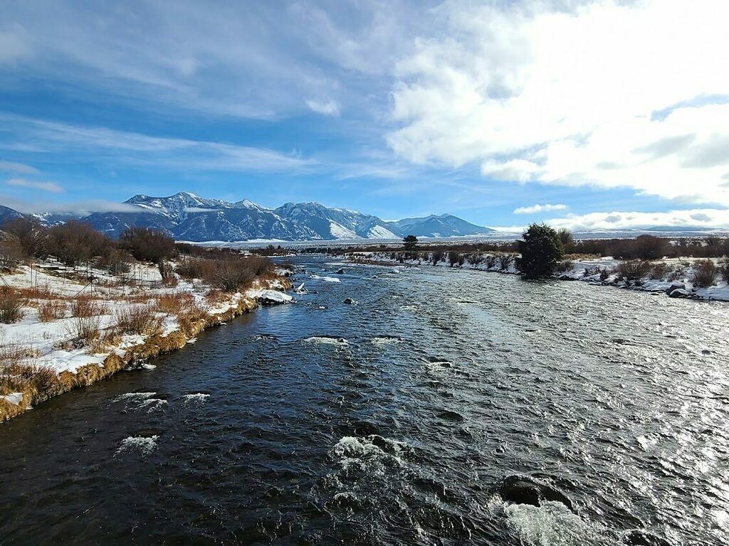 What a beautiful weekend on the Madison to start the year off. Looking forward to some snow on the way, and good fishing days ahead! Tight lines and deep turns! #thefishingcompamy instagr.am/p/CYSBhtWJEXI/