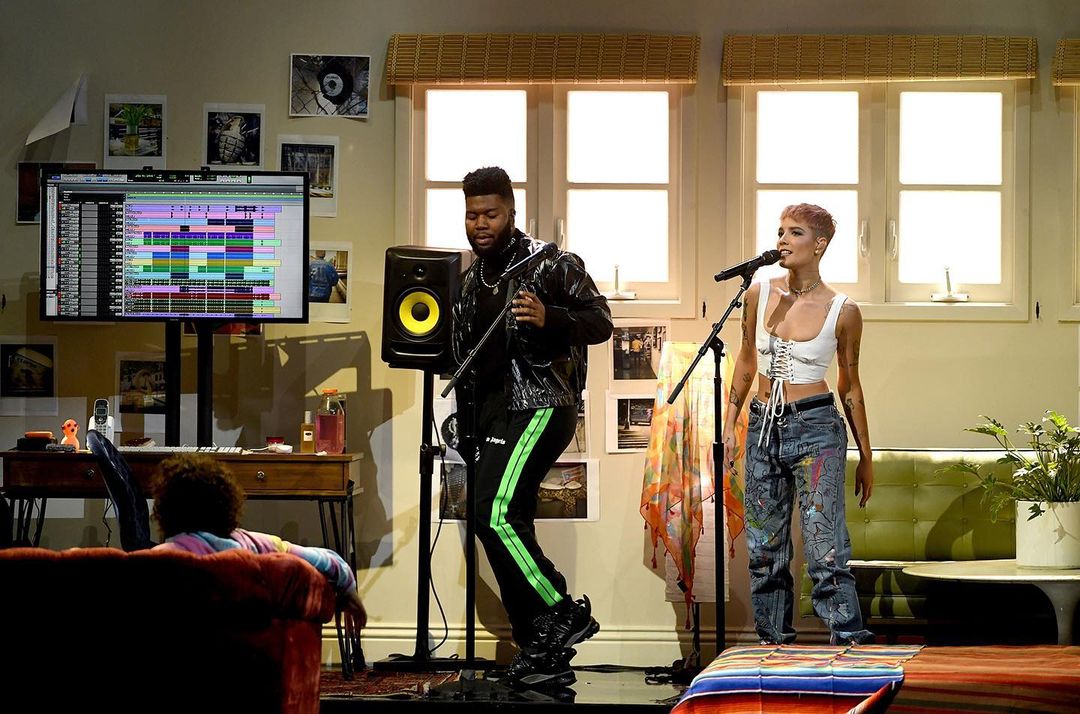 MusicWithFlavor's tweet photo. Benny Blanco, Halsey and Khalid performing at the 2018 American Music Awards.

At Microsoft Theater on Oct 9, 2018 in Los Angeles, California with a cameo from Pro Tools 😇.

📸 Kevin Winter/Getty Images

Hit the link in our bio for our Avid Pro Tools Promo 😇 #musicproduction https://t.co/1J54NuxgJR
