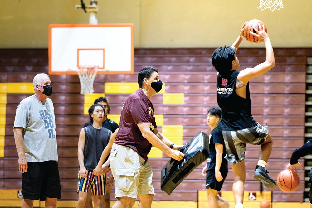 MidWeekHawaii's tweet photo. #Kaneohe resident Allan Silva learned last month that the #CastleHighSchool varsity basketball head coaching position was available. He applied and is now building up the hoops program. Read more in our 12/26 #WindwardVoice. 

Photos: Anthony Consillio   

#midweekhawaii #hawaii https://t.co/c9H4P5MZCG