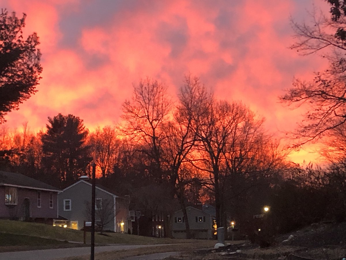 A+ sunset in central Mass right now! ⁦<a href="/ericfisher/">Eric Fisher</a>⁩ ⁦<a href="/SurfSkiWeather/">Tim Kelley</a>⁩ ⁦<a href="/PeteNBCBoston/">Pete Bouchard</a>⁩ ⁦<a href="/NWSBoston/">NWS Boston</a>⁩ ⁦<a href="/sunset_wx/">Sunset Weather</a>⁩
