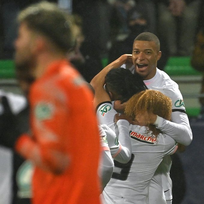 Kylian Mbappe S Contract Expiring Psg Star Free To Sign Pre Contract With Any Club As Real Madrid Lie In Wait Cbssports Com