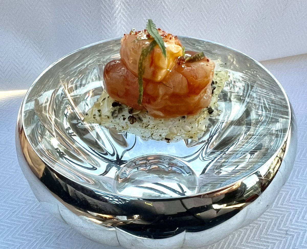 JCCapel's tweet photo. El 3 de marzo, después de 100 almuerzos y otras tantas cenas, ADMO, restaurante efímero en el museo Quai Branly de Paris cerrará sus puertas.  Los chefs @Alain_Ducasse y @albertadriapro juegan una “partida de ajedrez culinaria”. Blog  #gastronotasdecapel https://t.co/iQeoip1Nrg https://t.co/R2zFXaEoGO