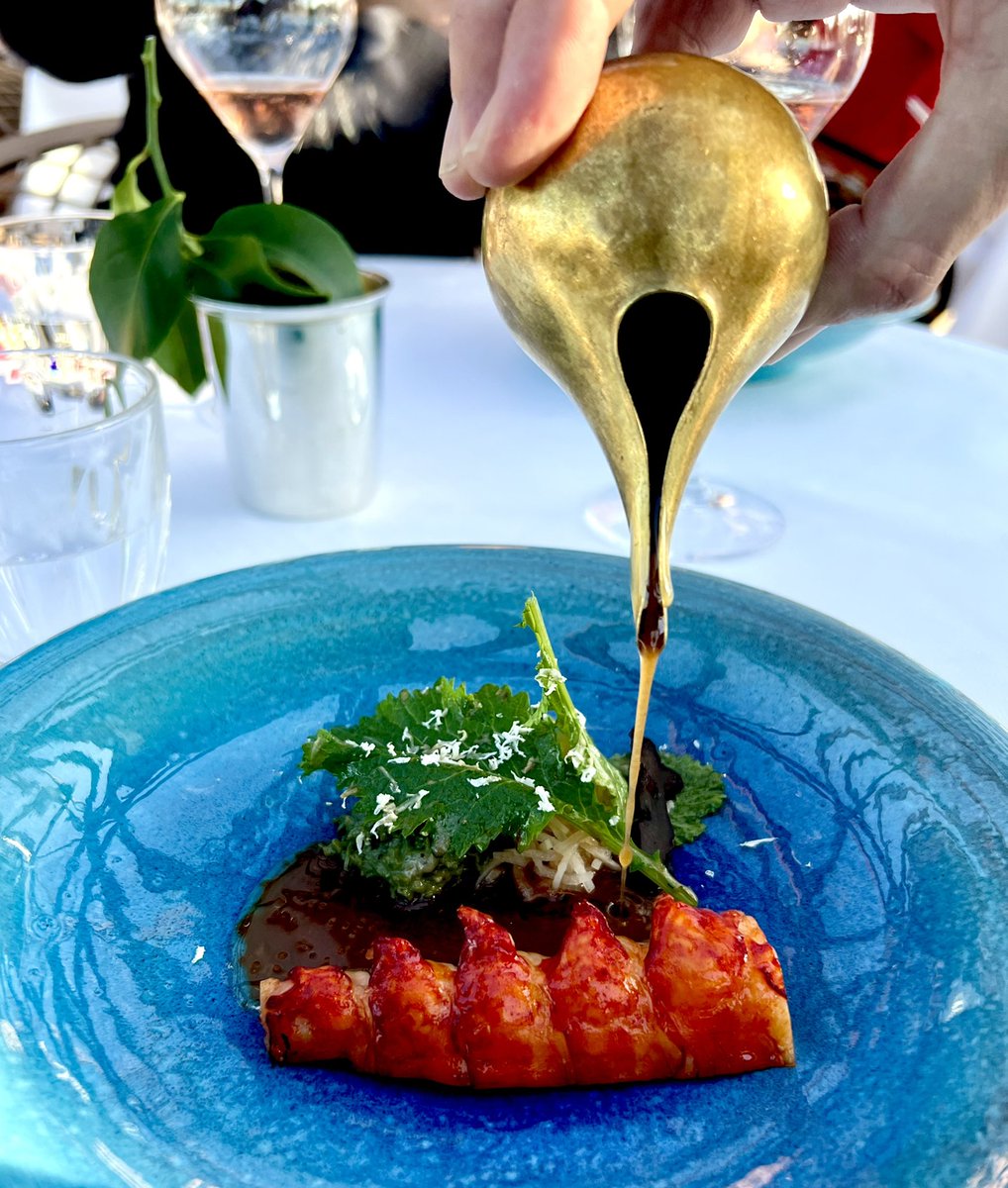 El 3 de marzo, después de 100 almuerzos y otras tantas cenas, ADMO, restaurante efímero en el museo Quai Branly de Paris cerrará sus puertas.  Los chefs <a href="/Alain_Ducasse/">Alain Ducasse</a> y <a href="/albertadriapro/">Albert Adrià Projects</a> juegan una “partida de ajedrez culinaria”. Blog  #gastronotasdecapel elpais.com/elpais/2022/01…