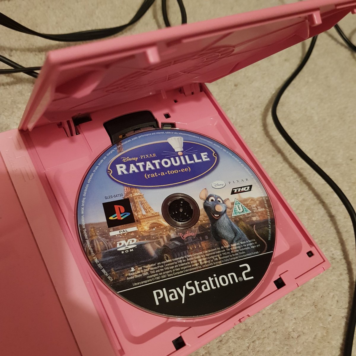 goro akechi's playing persona music at the pub tweet media