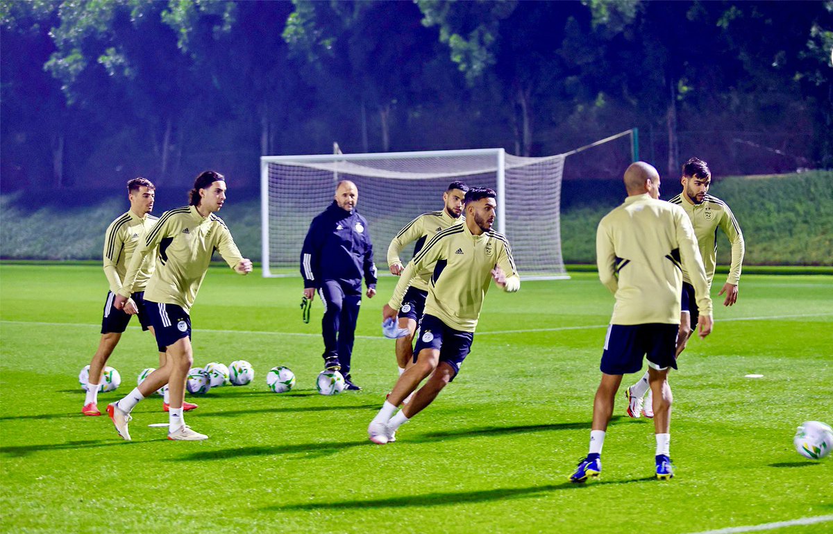 BilalGuiza's tweet photo. ⚽️ اكتمل التعداد تقريبا في معسكر المنتخب الجزائري 🇩🇿 ولم يبقى سوى المدافع عيسى ماندي وتكتمل المجموعة قبل مواجهة غانا الودية، كل الأمور في الطريق الصحيح وحملة الدفاع عن اللقب الإفريقي 🏆🇨🇲 ستبدأ قريبا @LesVerts 🇩🇿👏🏼👏🏼 @AwaTefDz213 https://t.co/DG8FYvxDTx