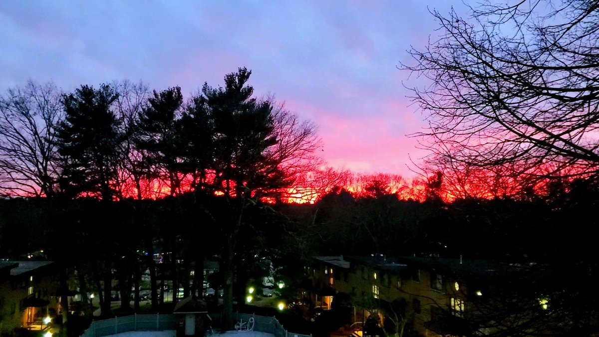 What is it they say about red sky at night?  Hope y'all caught this evening's sunset! #NewYear2022