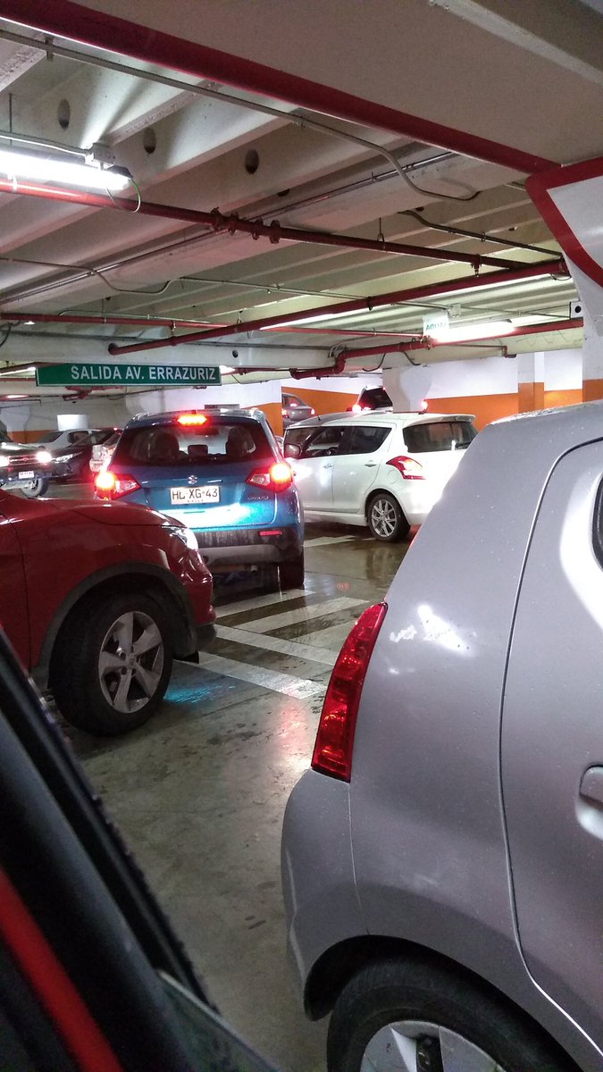 FlakyFry's tweet photo. Colapso en el estacionamiento del #jumbo en #Valdiviacl https://t.co/kRHjNexRFm