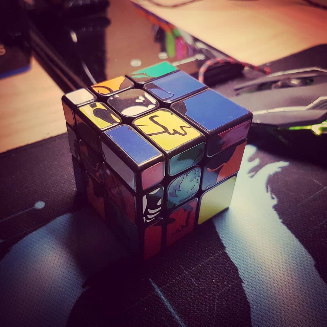 HoopClown_NHF's tweet photo. Ya le tocaba una segunda resolución a este 3x3 mirror de tres soluciones con las mejores pelis de los 80... 😎😎😎
#cubos #cubes #puzzle #jigsaw #twistypuzzles #rubik #rubiks #rubikscube #cuboderubik #emojirubiknow #diogenescubero #cuberos https://t.co/mg0zqIXhQ8