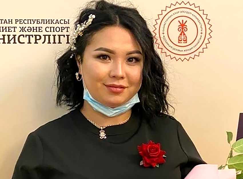 Фельдшер павлодарской «Скорой помощи» Сая Акпарова с врачом Нургали Маргулановым сквозь пургу два километра несли на носилках пациента с острым инфарктом. Оба медика получили переохлаждение, простыли. Сая травмировала спину, но больного доставили вовремя, он был спасён