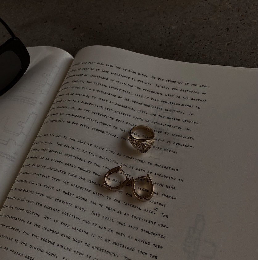 Iawfulstudies's tweet photo. »    ❛ ———  winning doesn’t always mean getting out of detention. ❜

    ┈   katherine ‘kate’ wagner. 
           hogwarts’ (arguably) most
           motivated student. 
           ravenclaws prefect.
               —; a book from
                     #𝗯𝗲𝗹𝗹𝗲’𝘀 library. https://t.co/70ze1WWniR