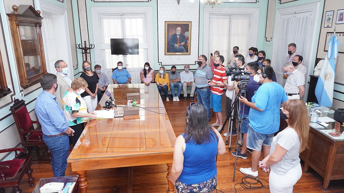 rubenpirola's tweet photo. Acompañé una vez más a todo el equipo de Ana Meiners, en esta oportunidad en la asunción de Ariel Defino en la Secretaría de Gobierno y de Carolina Trod en la de Planeamiento. https://t.co/6cxZLNvlJw