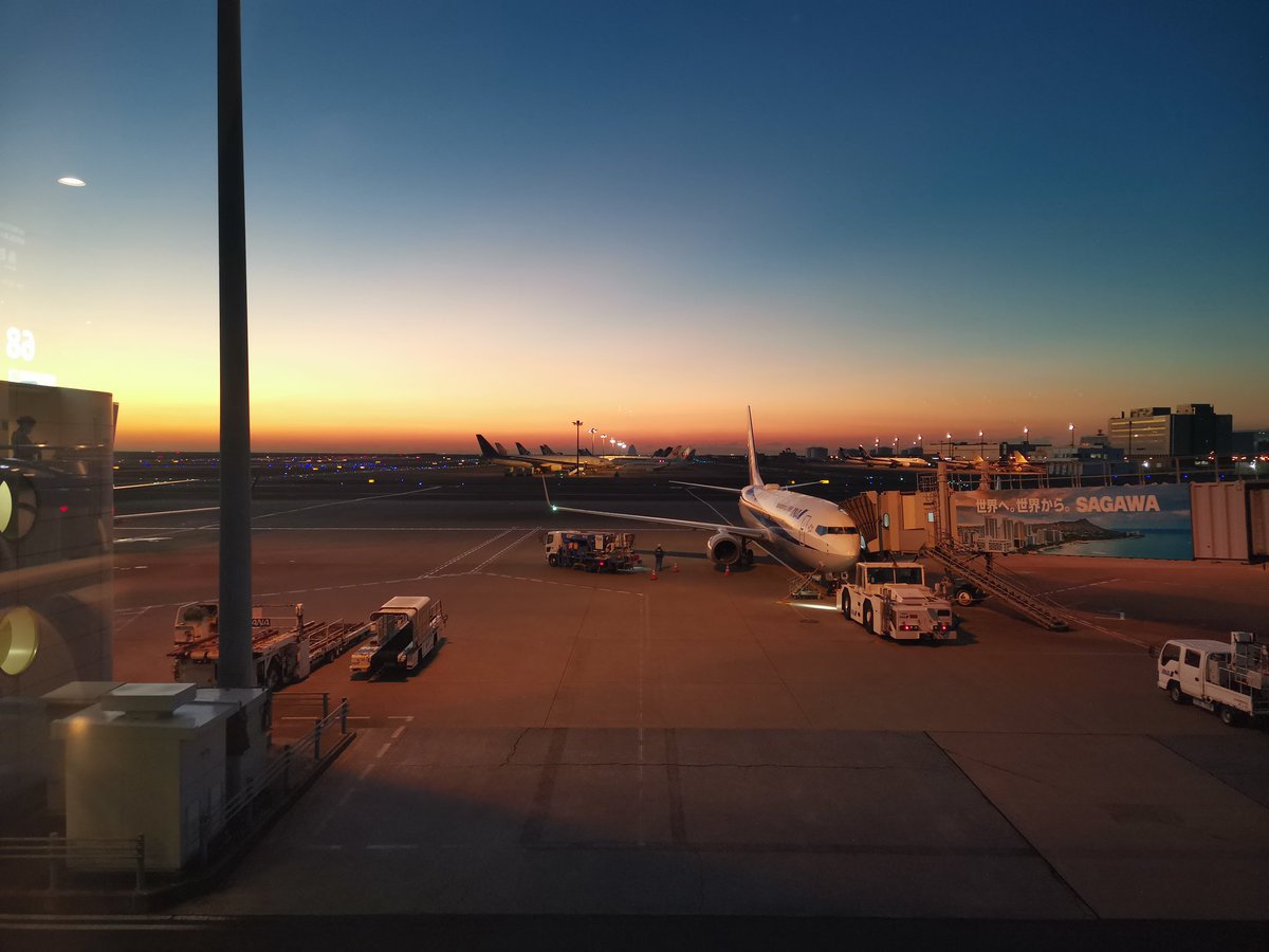 yasumaichanimp's tweet photo. お早よう御座います☀
綺麗な朝焼け~🤩
今日乗る機体はめっちゃガラガラ😳
しかもスタアラ機!
#ana
#nh583
#b767
#JA614A
#スタアラ機 https://t.co/TfCKMlsYiT