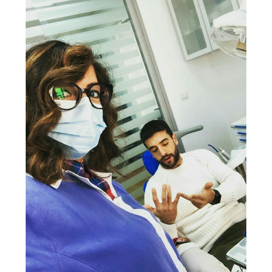 AdoptadaBarone's tweet photo. angela_modica: Cosa amo del mio lavoro?!?...tutto l'amore ke ci metto anche quando mi arrabbio 🤦🏻♀️ per fortuna ci sono quelli ke mi regalano tanti sorrisi... 😍🦷❣️ #assistenteallapoltrona 💉😷 #ilvolo #music #italy https://t.co/oJE6s5n1et