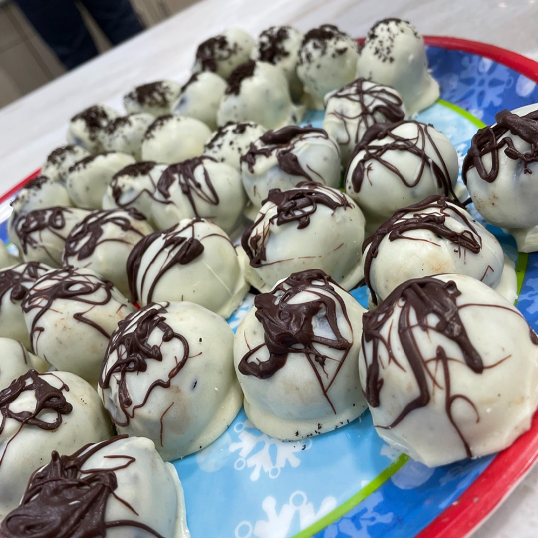 1SEODigital's tweet photo. It’s never too late to continue the holiday cheer! Our team kicked off 2022 right with sweet treats and a gift exchange! Damian emerged as the baking champion with his delectable Oreo truffles, this time. 👨‍🍳 YUM! 😍 #BakingContest #GiftExchange #HolidaysContinued https://t.co/4zGi7zAm2q