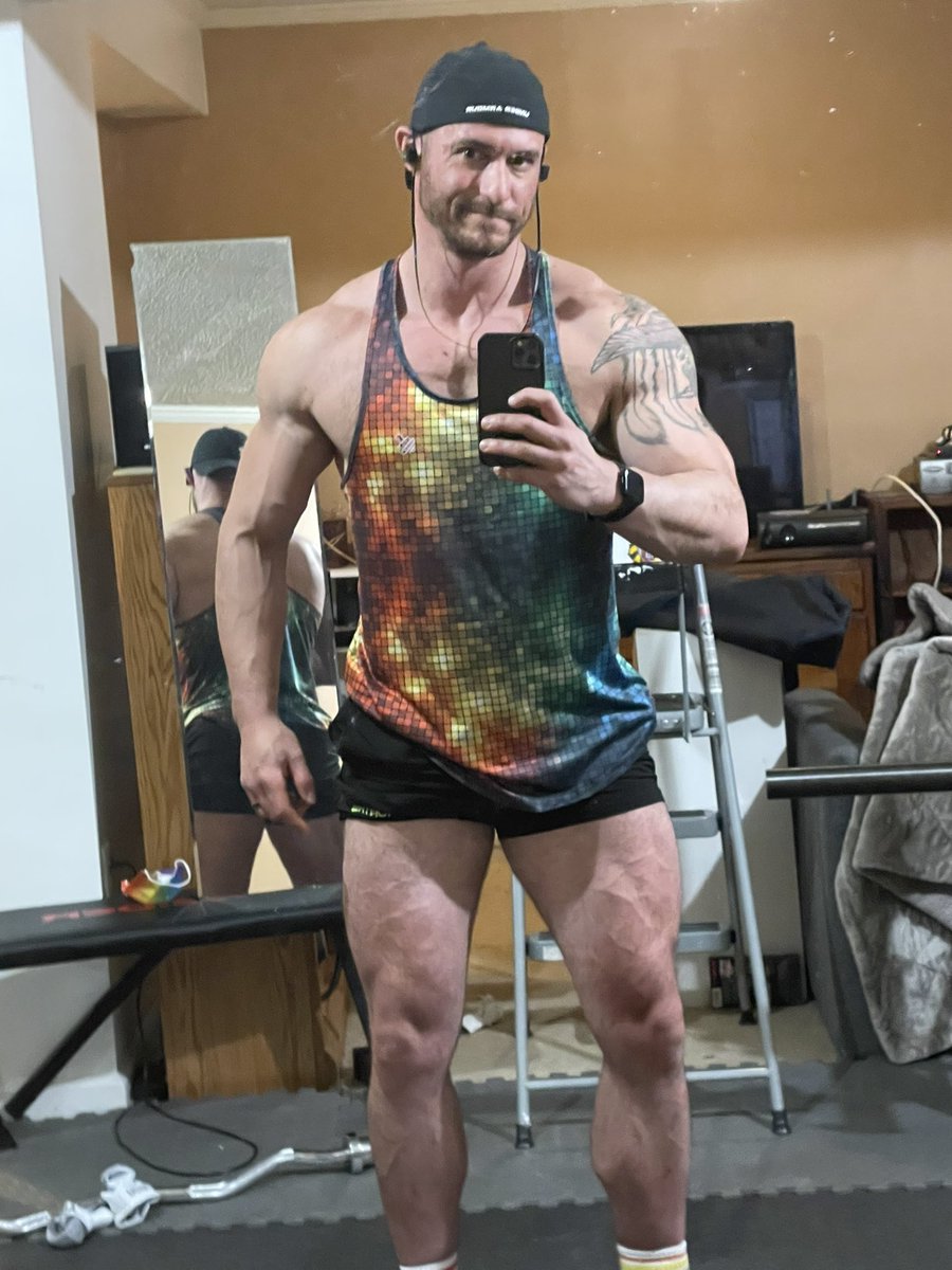 FairyGodHimbo's tweet photo. Quarantine workout #1. Modified #LegDay. Let’s go!!
#LGBTSwole #QueerMuscle #RainbowTankBrigade #BringItBack @jednorthapparel https://t.co/vo8wf1Q44i