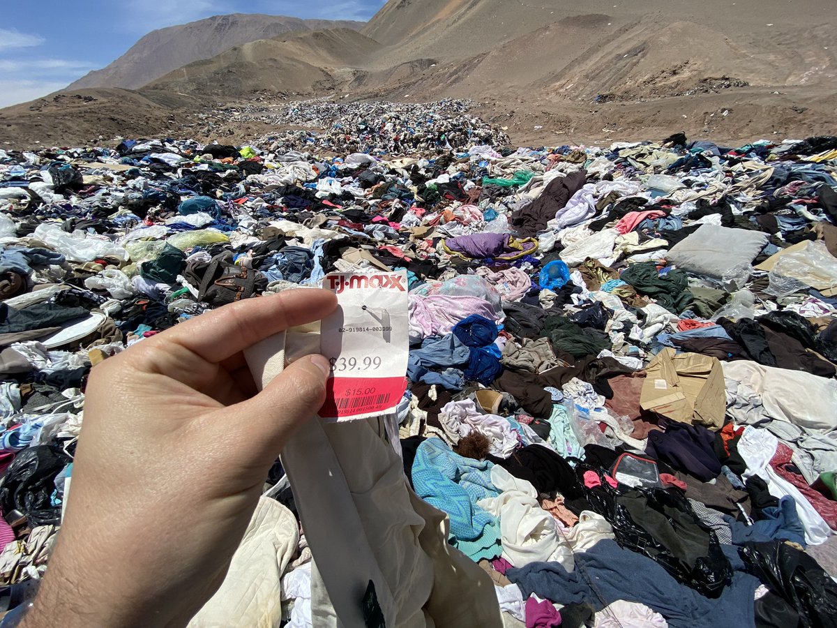 MayneJason's tweet image. Resulta que en el desierto de Atacama hay un basural de ropa. Sí, un lugar donde hay -por lo menos- 100.000 toneladas de prendas. Muchas tienen etiqueta y nunca fueron utilizadas.