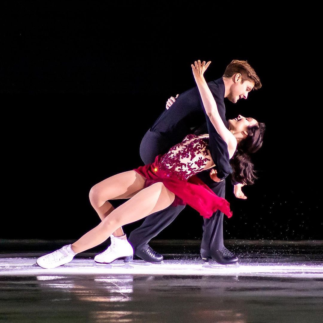 Dipping into 2022! Hope you had a great holiday &amp; are feeling energized for the new year &amp; adventures that await you!! Thank you @7_twentynine (on Instagram) for the photo! <a href="/starsonice/">Stars on Ice</a> ⛸