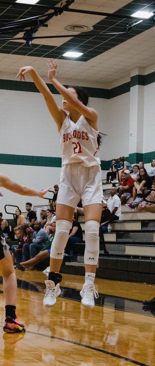 FCBulldogsWBB's tweet photo. Congrats to @jillybretz! Today Jilly surpassed the 1,000 point mark! Let's Goooooooooooooooooo! #CHOUSE https://t.co/HJnz9YsgVX