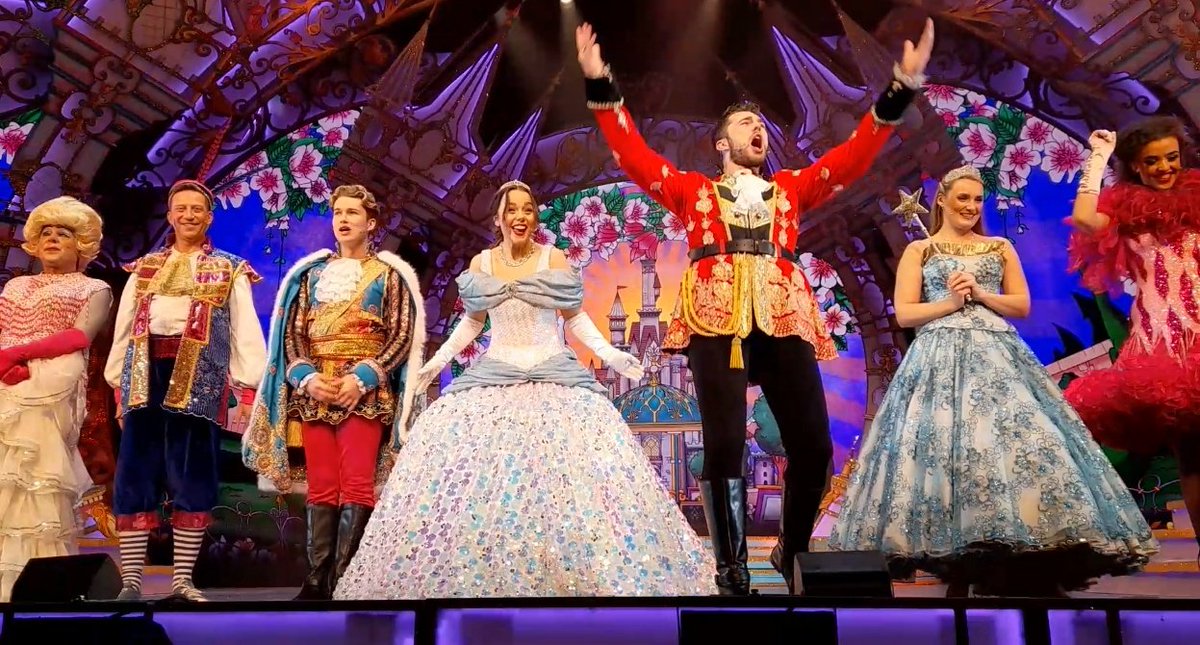 ChrisHostandDJ's tweet photo. What a show at @WolvesGrand for #wolvespanto #panto What a line up! Tam Ryan as Buttons with a Black Country twist. @Aj11Ace @CurtisPritchard with amazing dance moves. @AimeeFisher2 creating fairy magic
and @EviePickerill is just incredible as Cinderella bringing a smile to all. https://t.co/IbX4Mu9p2n