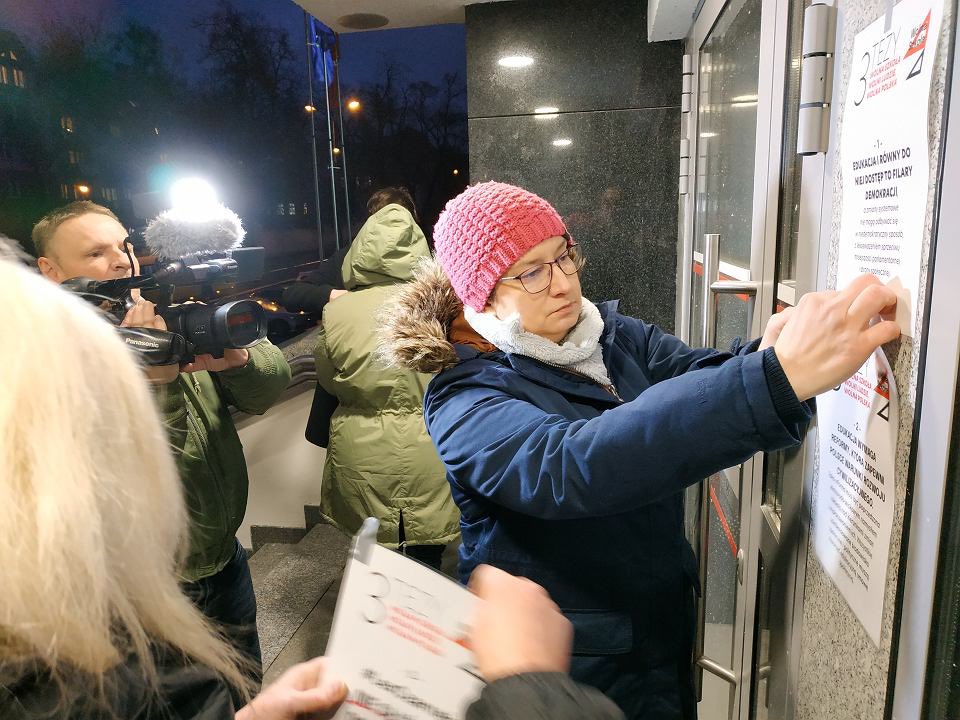FalejMonika's tweet photo. Przed @MEIN_GOV_PL i pod 16 kuratoriami oświaty, w tym i Warmińsko-Mazurskiego, zawisły tablice z 3 Tezami Edukacyjnymi.
Polska szkoła, polski system edukacji wymaga poważnych zmian, lecz nie zmian o jakich marzy @pisorgpl z Czarnkiem na czele! 📐
#Edukacja #Tezy #StopLexCzarnek https://t.co/2nVcU9HaU3