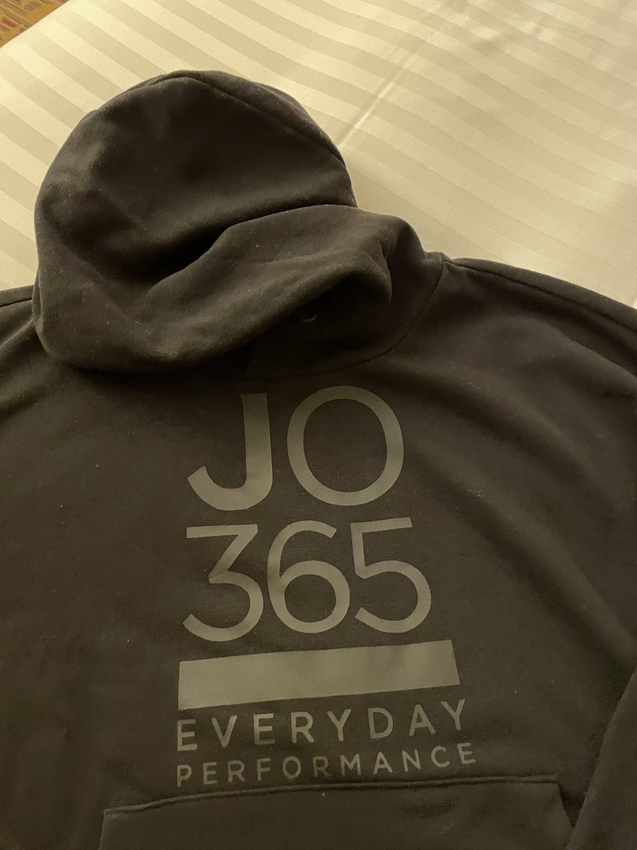 Hoodiejournalismus, endlich kann ich mitreden ❤️ Ich verabschiede mich aus Lübeck mit schwerem Herzen, wunderbaren Erinnerungen, neuem Pullover &amp; digitalen Abschiedsgeschenken (eine eigene Podcast-Folge der Volos 😭) Hach, <a href="/LN_Online/">LN_Online</a>-Kollegen, danke für die tolle Zeit im Norden!