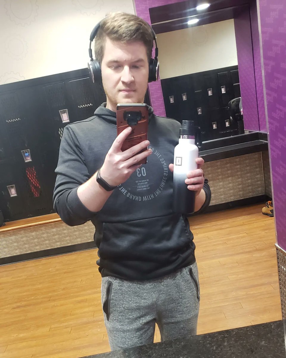 MisterMarsona's tweet photo. Week 1 Day 1 of 2022! #workout #ironflask https://t.co/kLLMZ4mRCR