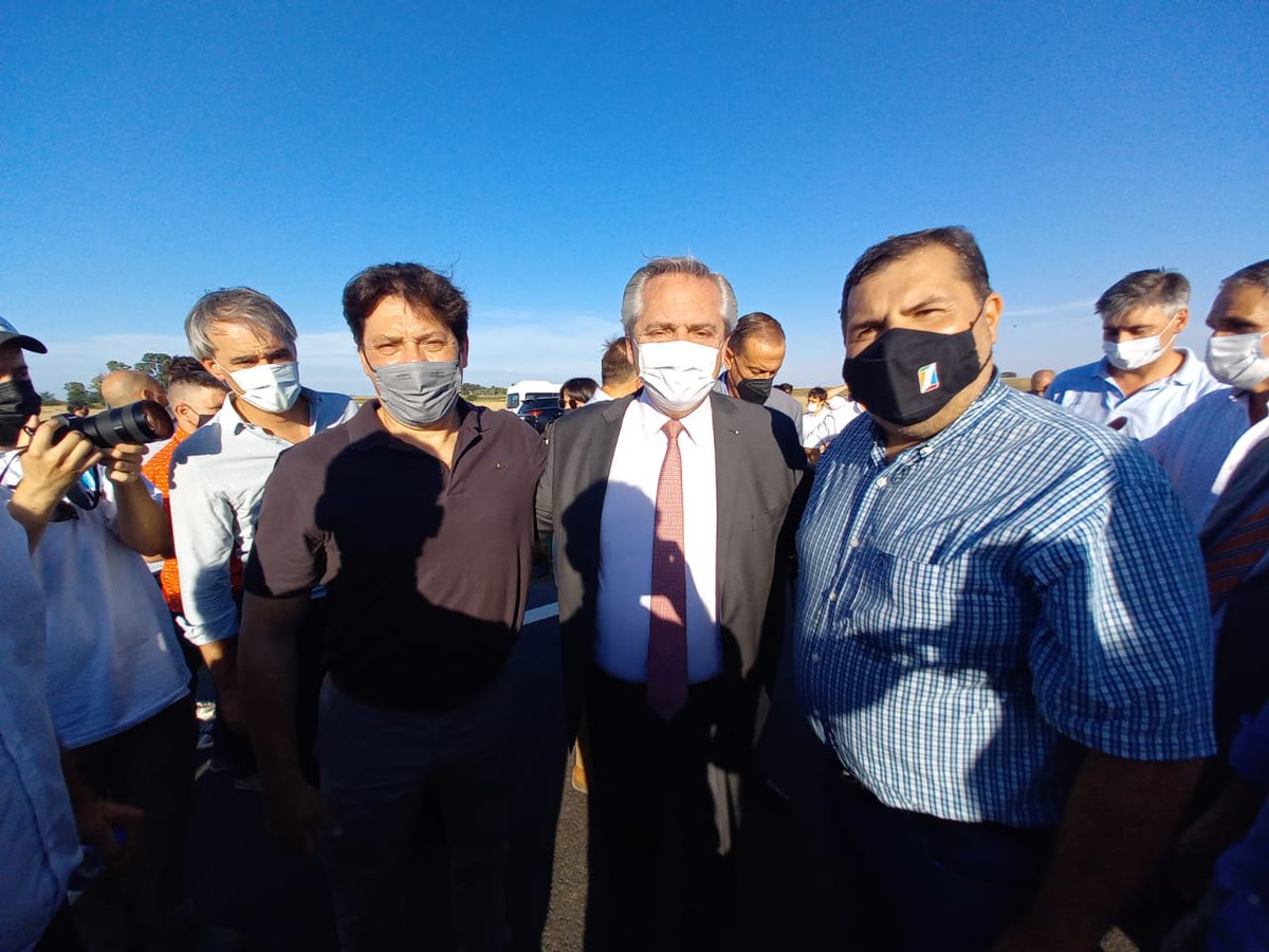 MuniZARATE's tweet photo. #Gobierno 🏛️ | El intendente interino @aririos75 y equipo acompañaron hace instantes al presidente @alferdez, al Ministro de @ObrasPublicasAR @gkatopodis y a intendentes de la zona, en la inauguración de 12,6 km de la Autopista Ruta Nacional 8 en San Antonio de Areco. 🇦🇷 https://t.co/ermbS9foxc