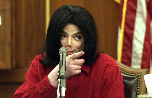 Джексона обвинили. Michael Jackson 2002 в суде. Michael Jackson 2005 суд.