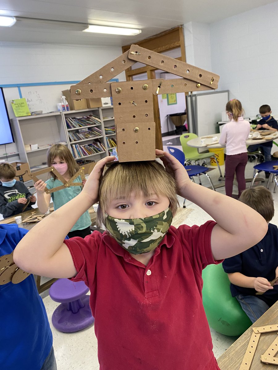 msalang's tweet photo. Kindergarten worked hard today creating shapes and building using our @DazzLinks today! #ourBMSA #OAISS https://t.co/ABmkNEoFoP