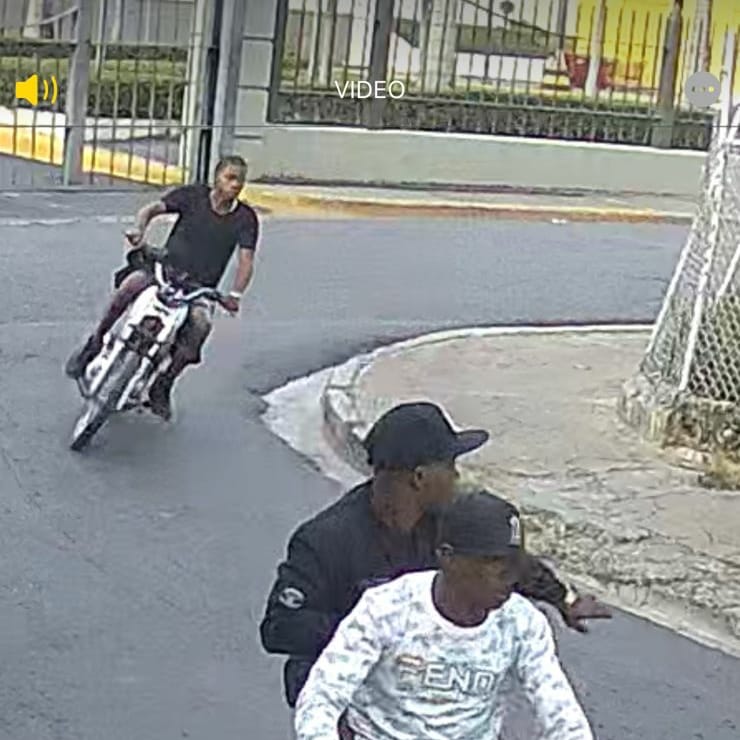 Así como la <a href="/PoliciaRD/">Policía Nacional República Dominicana</a> anda buscando a Alexis Villalona por que se hizo viral en las redes sociales deberían de buscar a estos tres que andan atracando por la mella y la zonas alrededor de Megacentro. Estén prevenid@s