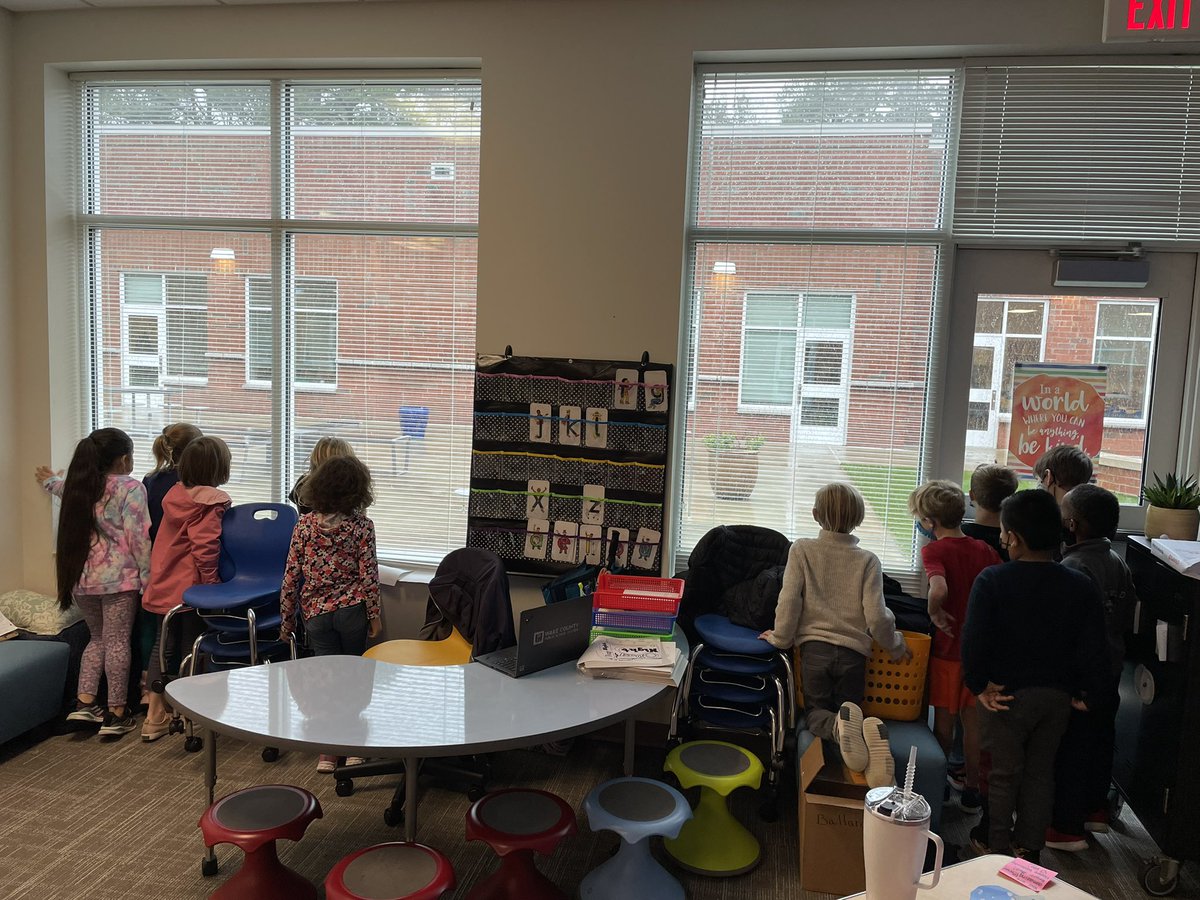 MsBallard3's tweet photo. The excitement of snow never gets old!🤩❄️❄️❄️ @BrooksMuseumsES https://t.co/zUiUeIYEdR