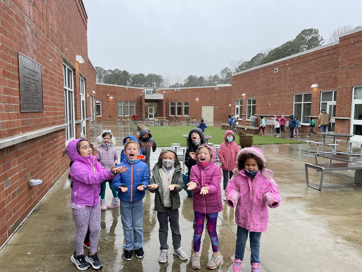 MsBallard3's tweet photo. The excitement of snow never gets old!🤩❄️❄️❄️ @BrooksMuseumsES https://t.co/zUiUeIYEdR