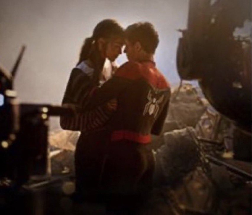 mileyydaya's tweet photo. THEIR HANDS ON EACHOTHER??!!?!?!? https://t.co/lu3vy21k7z