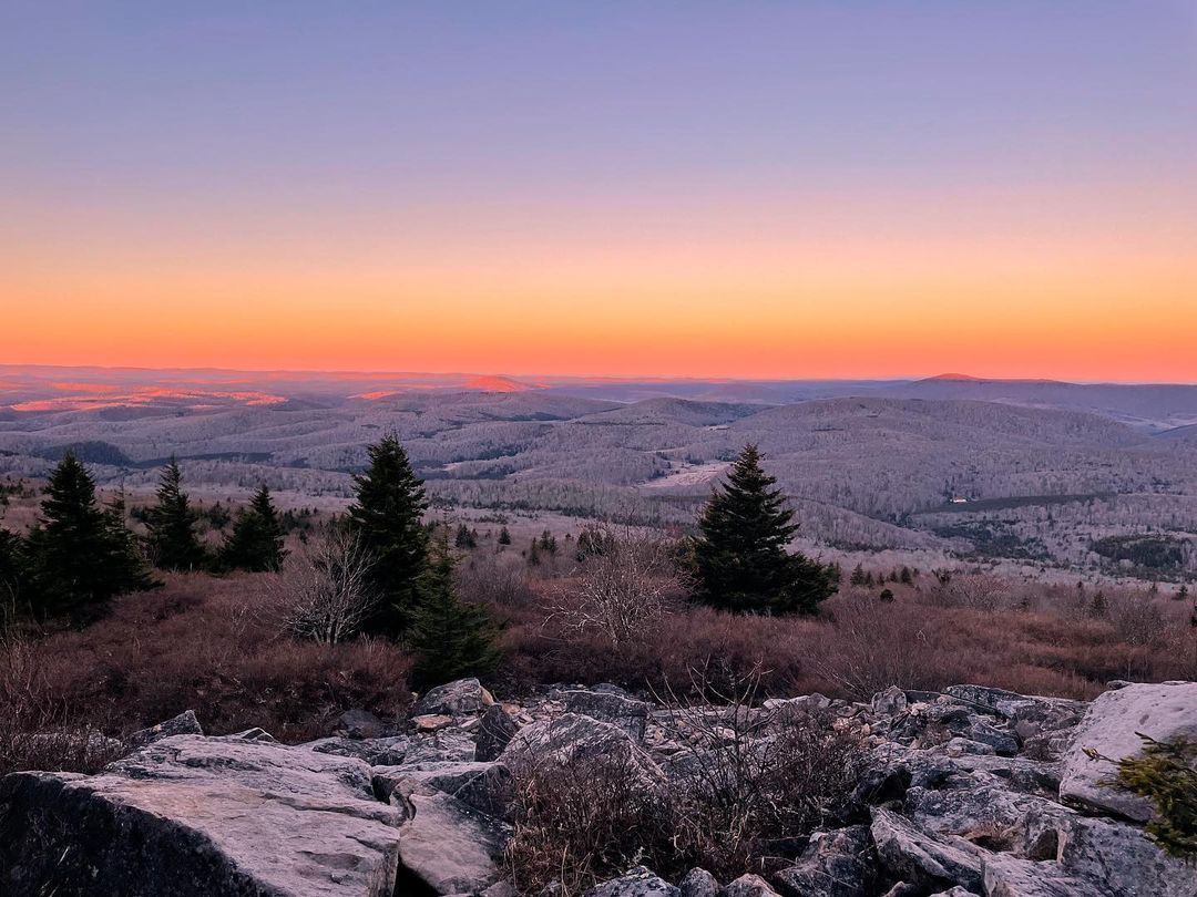 WVtourism's tweet photo. A sweeping mountaintop sunrise that never gets old. 

📸: https://t.co/eU4TUFo75p
📍: Spruce Knob https://t.co/T8pDpniFYw