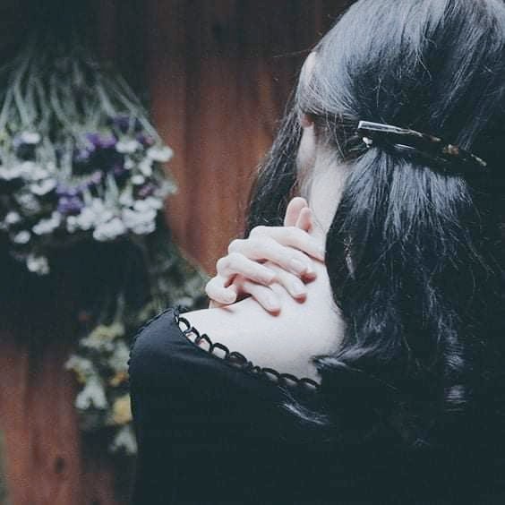 "لَيتَ الذينَ تُحبُّ العيّنَ رؤيَتهم 
أدنى إليَّ مِنْ الأجفانِ والحَدقِ"💔

#راقت